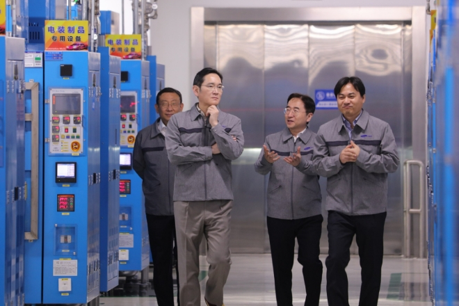 이재용 삼성전자 회장이 지난 24일 중국 텐진에 위치한 삼성전기사업장을 방문해 MLCC 생산 공장을 점검하고 있다. 사진=삼성전기