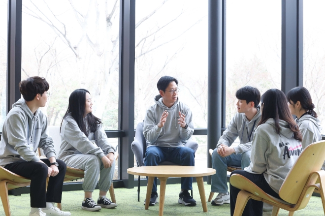 배경훈 LG AI연구원장이 해커톤에 참가한 청년들과 대화를 나누고 있다. 사진=LG그룹 