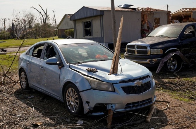 2023년 3월 26일 미국 미시시피주 롤링포크에서 뇌우로 인한 강풍과 토네이도가 주 전역을 휩쓸고 지나간 후 한 차량이 나무 조각에 파손된 모습을 보이고 있다. 사진=로이터