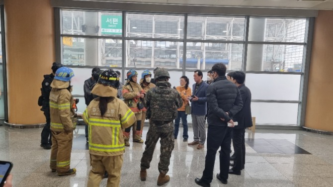 낮2시50분경 경찰,군인, 철도경찰, 소방서, 시공무원 등 ㅊ책임자들이 모여 폭발물 설치 신고 관계유무를 확인후 종료를 하고 있다. (사진=유영재 기자)