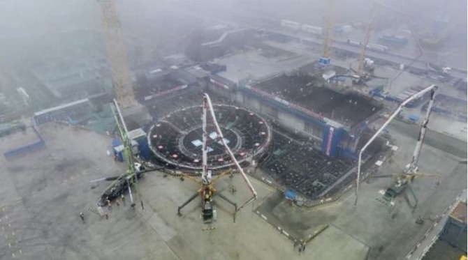 중국 싼먼 원자로 4호기의 첫 번째 콘크리트 타설 장면.