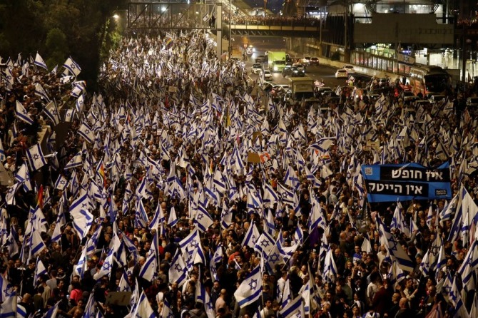 사법제도 정비 반대 시위에 나선 이스라엘 국민들. 사진=로이터