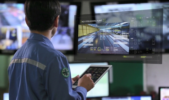 포스코 직원이 회사가 자체개발한 스마트 팩토리 기술로 수집분석한 정보를 활용해 조업현장을 점검하고 있다. 사진=포스코