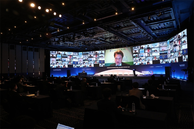 포스코가 지난 2021년 세계 최초로 서울에서 개최한 ‘2021 수소환원제철 국제 포럼’에서 참가자들이 토론을 하고 있다. 사진=포스코