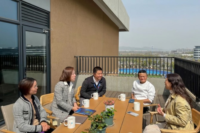 중국 복귀 후 자신이 설립한 윈구학교에 찾아가 고위 관리들과 만나는 마윈(오른쪽 둘째). 사진=사우스차이나모닝포스트 캡처