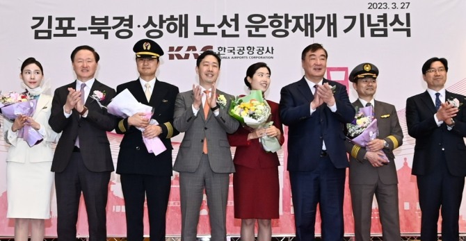 윤형중 한국공항공사 사장(왼쪽에서 4번째)과 참석자들이 취항 항공사 승무원에게 꽃다발을 전달하고 기념사진을 촬영하고 있다.