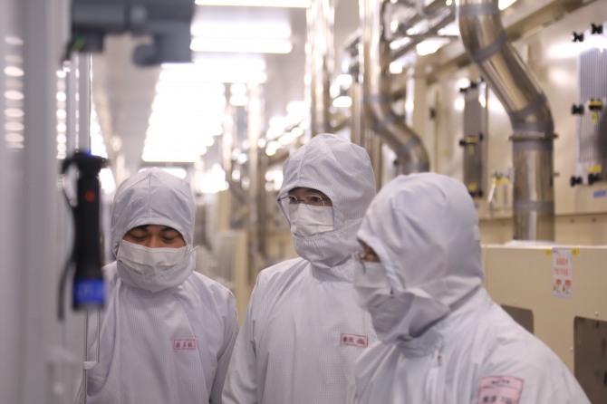 이재용 삼성전자 회장이 지난 24일 중국 텐진에 위치한 삼성전기 사업장을 방문해 MLCC(적층세라믹콘덴서) 생산 공장을 점검하고 있다. 사진=뉴시스