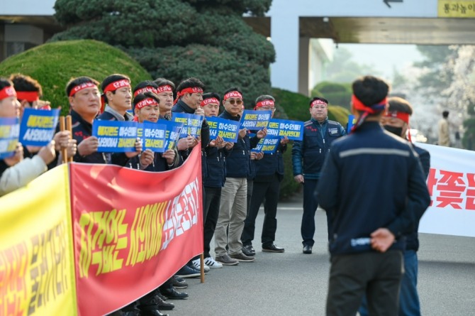 KT&G노조가 행동주의 펀드 주주제안에 반대하는 시위를 벌이고 있다. 사진=송수연 기자