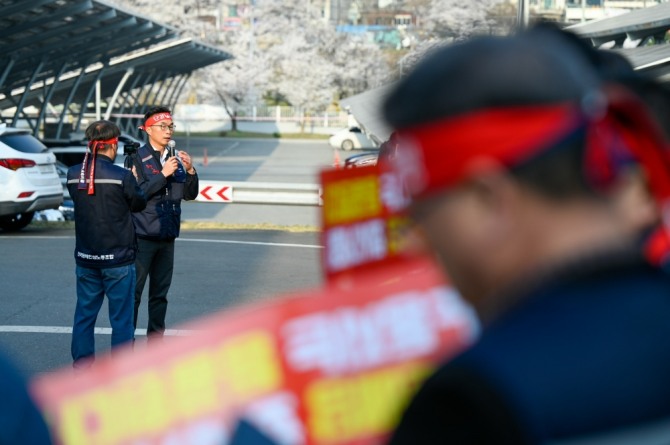 KT&G노조가 행동주의 펀드 주주제안에 반대하는 시위를 벌이고 있다. 사진=송수연 기자