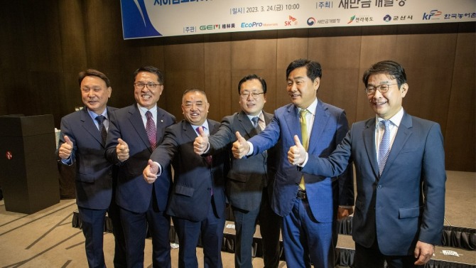 오른쪽부터 최영찬 SK온 사장, 김관영 전라북도지사, 김규현 새만금개발청장, 허개화 GEM 회장, 정운천 국회의원, 강임준 군산시장이 24일 전북 군산시 라마다호텔에서 전구체 생산시설 건립을 위한 투자협약을 체결한 뒤 기념사진을 찍고 있다. 사진=SK온 