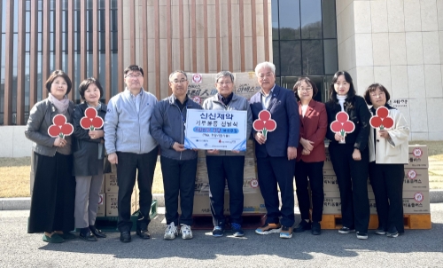신신제약이 세종시 소정면지역사회보장협의제 기부 물품을 전달했다고 28일 밝혔다. 사진=신신제약