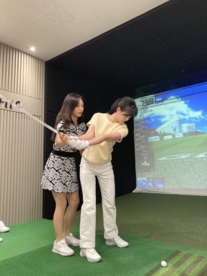 신혜원 프로가 롯데백화점 인천점에서 ‘프라이빗 원포인트 레슨’을 진행하고 있다. 사진=발리스틱골프. 