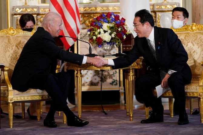 조 바이든(왼쪽) 미국 대통령이 23일 일본 도쿄의 아카사카궁에서 기시다 후미오 일본 총리와 양자 회담에 앞서 악수하고 있다. 사진=AP/뉴시스