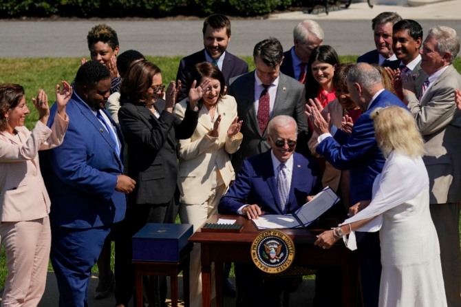 조 바이든 미국 대통령이 2022년 8월 워싱턴 백악관에서 칩스법에 서명한 후 박수를 받고 있다.  사진=AP/뉴시스