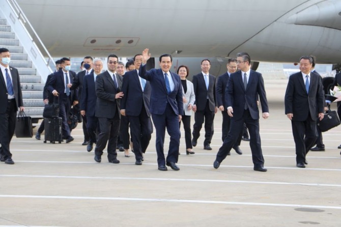 중국 상하이 공항에 도착한 마잉주 전 대만 총통이 손을 들어 인사하고 있다. 사진=로이터
