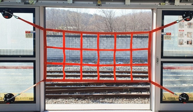 역에 설치된 승강장 안전문 작업 안전망. 사진=코레일