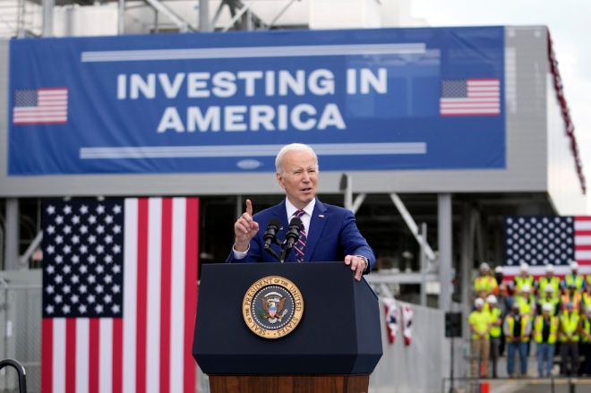 조 바이든 미국 대통령이 28일(현지시간) 노스캐롤라이나주 더럼의 반도체 제조시설 울프스피드사를 시작으로 3주간의 '인베스팅 인 아메리카' 투어를 시작했다. 사진=AP/뉴시스
