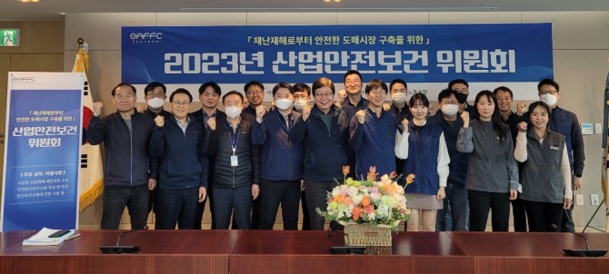 문영표 서울시농수산식품공사 사장(좌측 다섯번째)와 노동조합원들