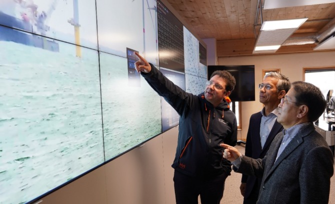 박형덕(오른쪽) 한국서부발전 사장이 28일(현지시간) 프랑스 생나제르 해상풍력단지를 찾아 EDF-R 관계자들에게 설명 듣고 있다