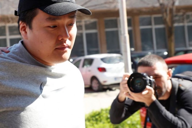 한국과 미국은 지난주 몬테네그로에서 체포된, 수십억 달러 규모의 사기 혐의로 기소된 테라의 공동창업자 권도형(Do Kwon)과 또 다른 용의자의 인도를 모색하고 있다고 마르코 코바치 몬테네그로 법무부 장관이 29일 밝혔다. 사진=로이터