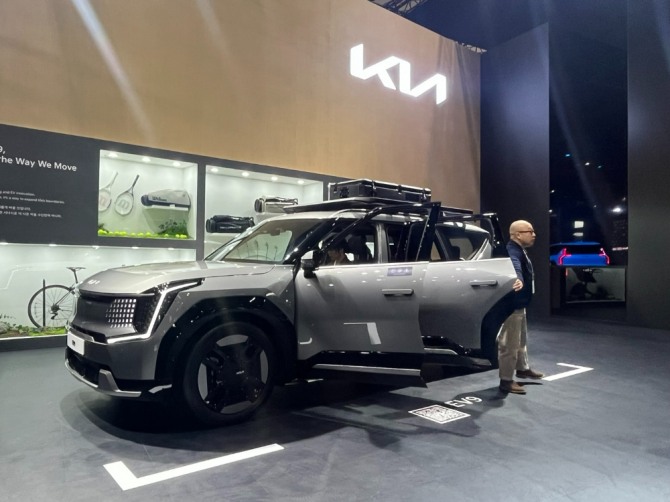 기아 부스에 전시된 전기차 EV9. 사진=김정희 기자