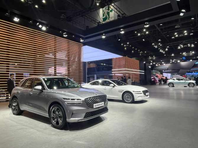 제네시스 부스에 전시된 GV70·G80 전동화 모델. 사진=김정희 기자