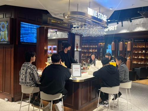 롯데백화점 잠실점에서 방문객들이 위스키 시음행사에 참여하고 있다. 사진=페르노리카코리아.