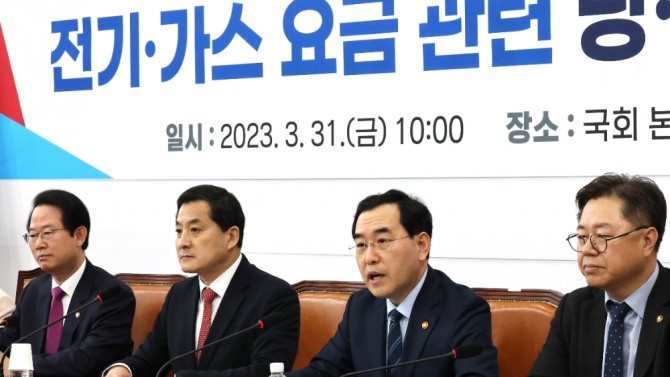 이창양(오른쪽에서 두 번째) 산업통상자원부 장관이 31일 서울 여의도 국회에서 열린 전기·가스 요금 관련 당정협의회에서 발언하고 있다. 왼쪽에서 두 번째 박대출 국민의힘 정책위의장. 사진=연합 