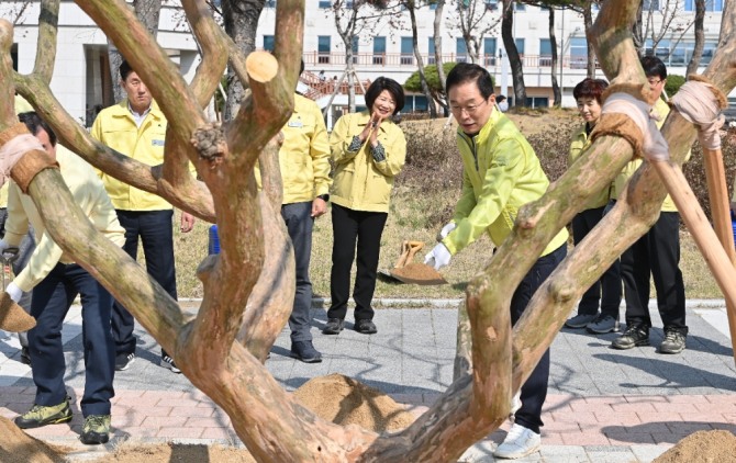 제78회 식목일을 앞둔 31일(금) 임종식 교육감을 비롯한 직원 30여 명이 도청 신도시 내 수변공원과 본청 청사 주변에서 나무심기에 구슬땀을 흘렸다. / 경북교육청