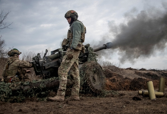 우크라이나 군인들이 바흐무트 근처 최전선에서 M119 곡사포를 발사하고 있다. 사진=로이터