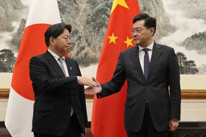 하야시 요시마사 일본 외무상 (왼쪽)이 2일 중국 베이징에서 친강 중국 외교부장과 만나 악수하고 있다. 사진=로이터