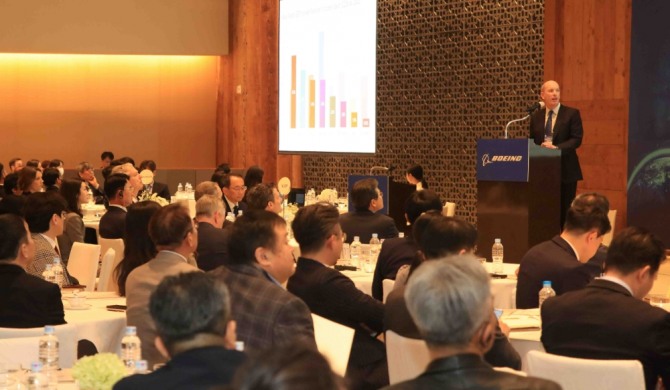  데이비드 윌리엄스(David Williams) 보잉의 커머셜(민항기) 부문(BCA) 마케팅 디렉터가 발표하고 있다. 