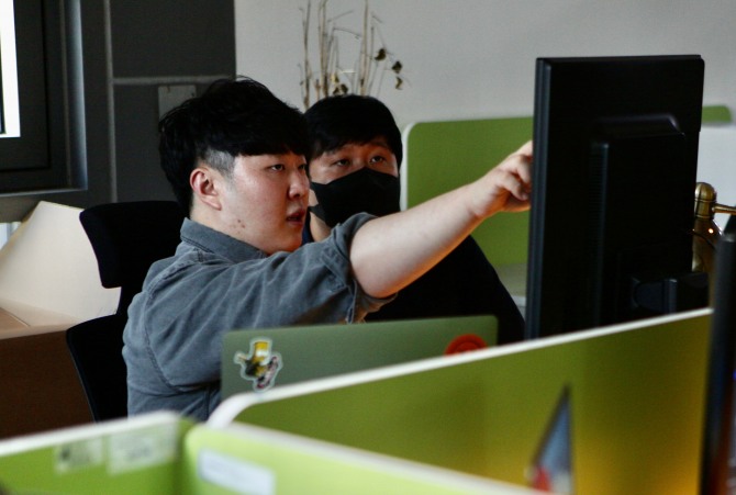 빌리어네어즈 직원들이 시스템 개선을 위해 노력하고 있다. 사진=빌리어네어즈