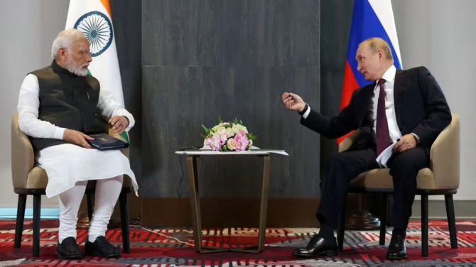 나렌드라 디 인도 총리와 블라디미르 푸틴 러시아 대통령이 대화하고 있다. 사진=로이터