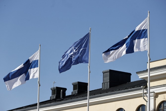 4일(현지시간) 핀란드 헬싱키 외무부 청사 앞에 내걸린 핀란드 국기 사이로 나토 깃발이 내걸렸다. 핀란드는 이날부터 나토 정식 회원국이 된다. 사진=연합뉴스