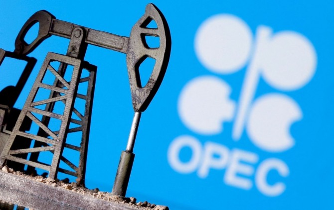 OPEC 로고 앞에 놓인 원유추출기 피규어. 사진=로이터