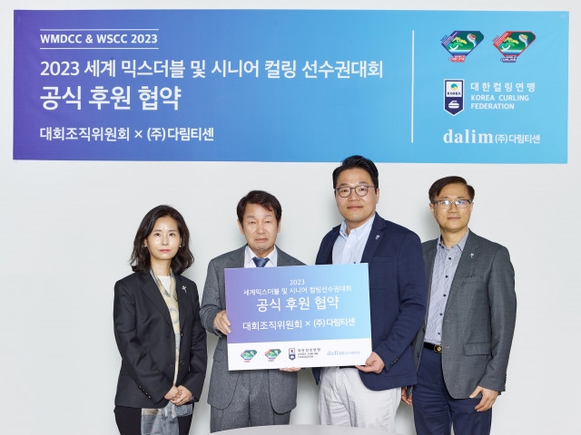 5일 다림티센 박시내 상무(왼쪽부터)와 정종섭 회장, 대한컬링연맹 한상호 회장과 김이호 사무처장이 공식 후원 계약 체결 후 기념 촬영을 하고 있다. 사진=다림티센