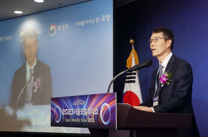 2023 서울모빌리티쇼에서 강남훈 한국자동차산업협회장이 발표하고 있다. 사진=서울모빌리티쇼 조직위원회 