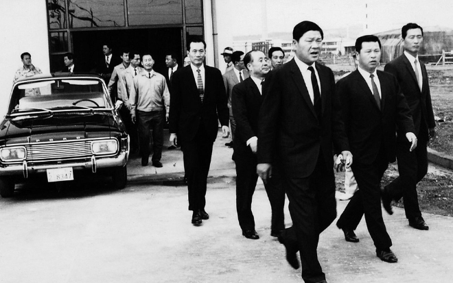 1969년 폴리에스터 원사 공장 준공식에서 최종건 창업회장(오른쪽 3번째)과 최종현 선대회장(오른쪽2번째). 사진=SK그룹