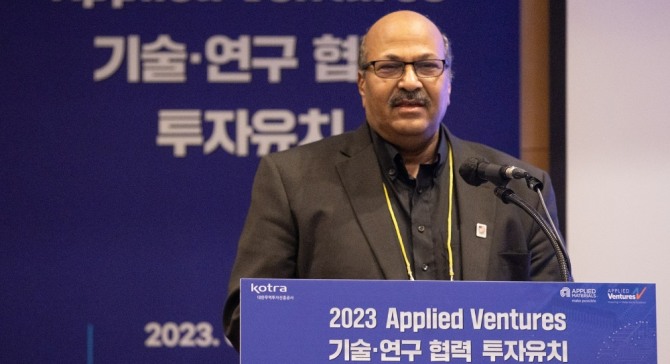 옴카람 나라마수(Omkaram Nalamasu) 어플라이드 머티어리얼즈 CTO가 개회사를 하고 있다.