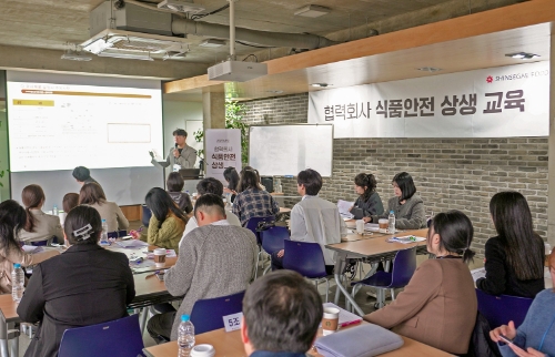 6일 서울 종로구에 위치한 식품안전 교육장에서 신세계푸드 식품안전팀 직원이 협력회사 직원들을 대상으로 소비기한 표시제 등 식품안전 제도 및 실습 교육을 진행하고 있다. 사진=신세계푸드.