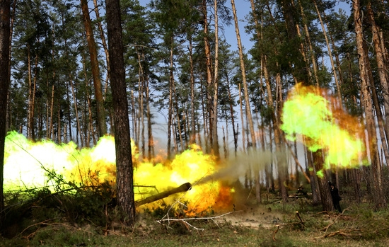  7일 우크라이나 라만 지역 최전선에서 러시아군의 공격 속에 포을 발사하는 제95여단의 우크라이나 군인. 사진=로이터
