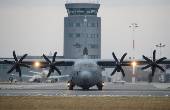 미국 공군 C-130 허큘리스가 폴란드 제슈프 인근 야시온카 공항에 착륙해 있다. 