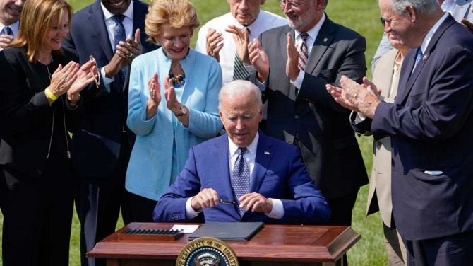 조 바이든 미국 대통령이 지난 2021년 8월 5일(현지시간) 백악관에서 오는 2030년까지 미국 내에서 팔리는 모든 신차 가운데 전기차의 비중을 절반으로 늘리는 목표를 담은 행정명령에 서명하고 있다. 사진=비즈니스저널