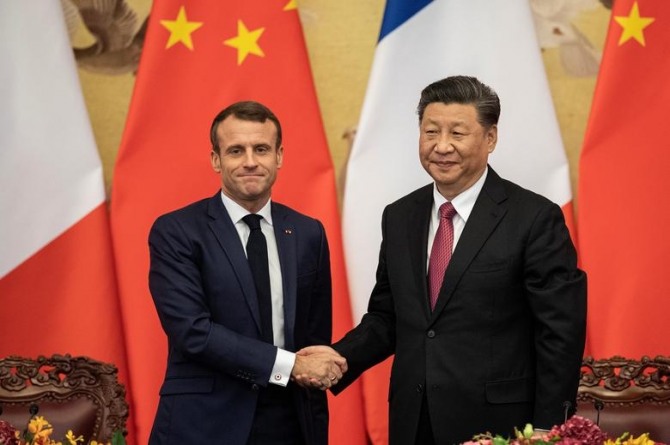 프랑스 마크롱 대통령(왼쪽)과 중국 시진핑 주석이 베이징에서 회담을 가졌으나 러시아-우크라이나 전쟁을 중재하는 데 실패한 것으로 드러났다. 사진=로이터