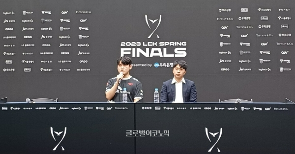 리그 오브 레전드 챔피언스 코리아(LCK) 2023 스프링 스플릿 결승전에서 젠지 e스포츠에게 1:3으로 패배한 T1의 '구마유시' 이민형 선수(왼쪽)과 '벵기' 배성웅 감독이 기자회견을 진행하고 있다. 사진=이원용 기자