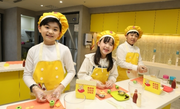 오뚜기 쿠킹스쿨에 참여한 어린이들이 직접 요리를 만들어보고 있다. 사진=㈜오뚜기.