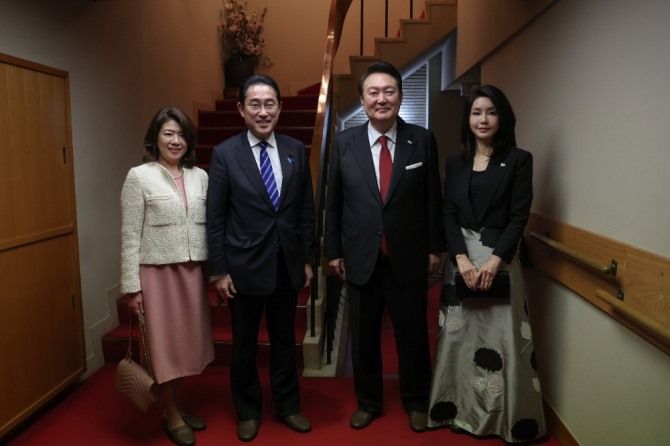 윤석열 대통령과 부인 김건희 여사, 기시다 후미오 일본 총리와 부인 기시다 유코 여사가 지난 3월 16일 도쿄 긴자 요시자와 식당에서 친교 만찬 전 기념사진을 찍고 있다. 사진=뉴시스