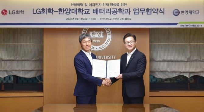(왼쪽부터)이향목 LG화학 양극재사업부장 부사장과 이기정 한양대 총장이 산학협력 MOU를 체결하고 악수를 나누고 있다. 사진=LG화학