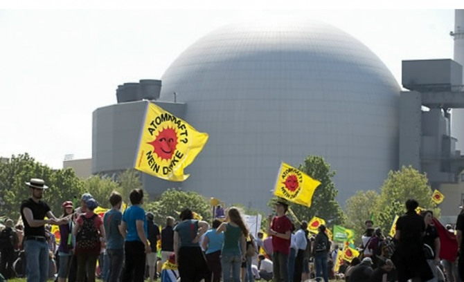 일본 후쿠시마 원전 사고가 발생한 2011년 독일 북부 그론데의 원전 앞에서 시위자들이 원전의 즉각적인 폐쇄를 촉구하는 시위를 벌이고 있다. 사진=AP.연합